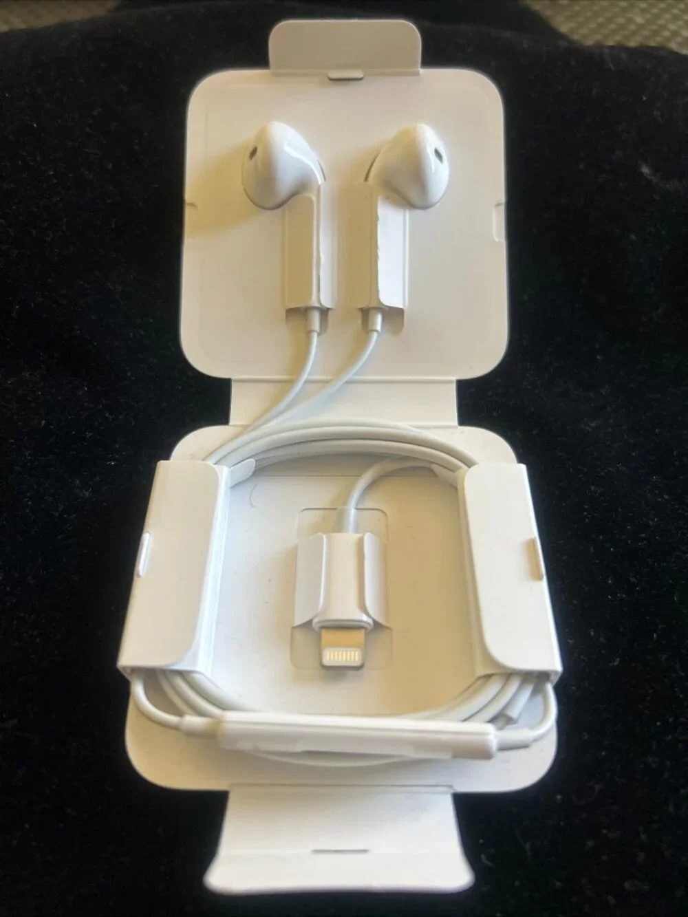 NIB! Apple EarPods with Lightning Connector In-Ear Only Headsets - White